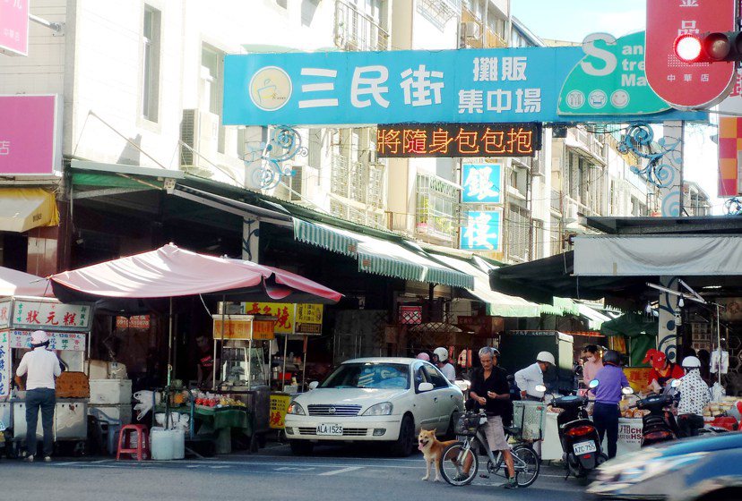三民市場，有高雄市聞名的小吃街。 圖／林保光 攝影