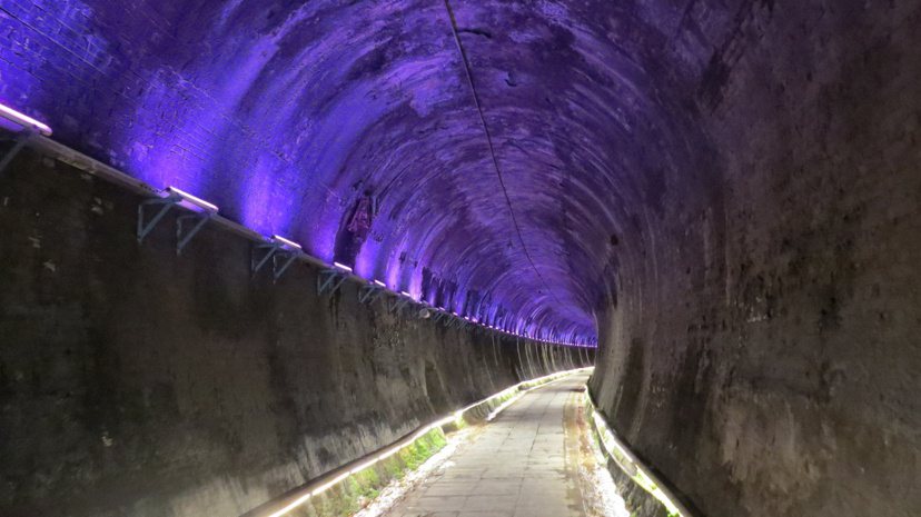 苗栗市功維敘隧道有一百多年歷史，搭配七彩燈光變化相當夢幻。 圖／范榮達 攝影