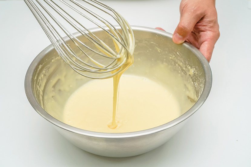 雞蛋糕麵糊：粉類過篩後加入蛋糊攪拌。 圖／優品文化 提供
