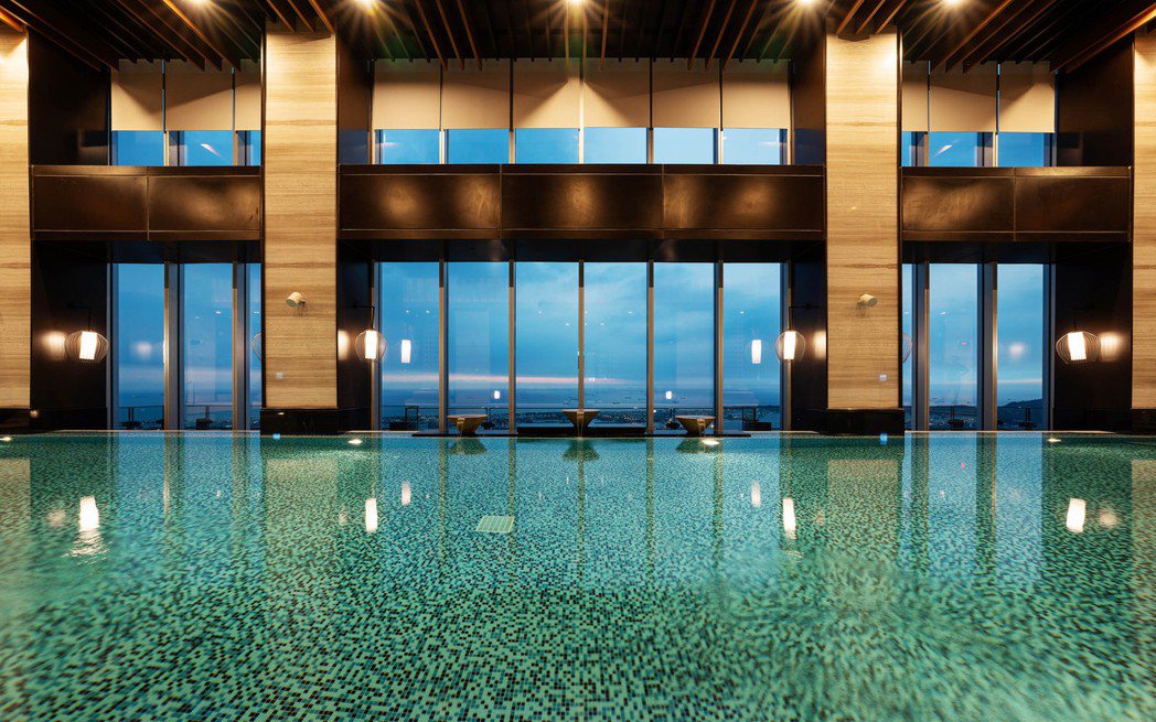 「遠雄THE ONE」規畫的60樓高空室內泳池，超越金沙酒店高度，以峇里島風格呈...