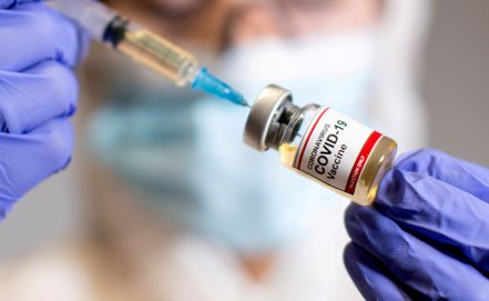 各國加快腳步，盡速批准並施打新冠疫苗。圖／路透