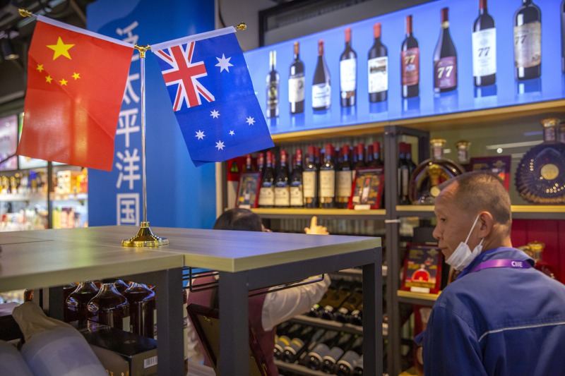 中國大陸對原產澳洲的進口葡萄酒開徵高額反傾銷稅，其外交官又在推特針對澳洲發布挑釁推文，中澳關係持續惡化。美聯社