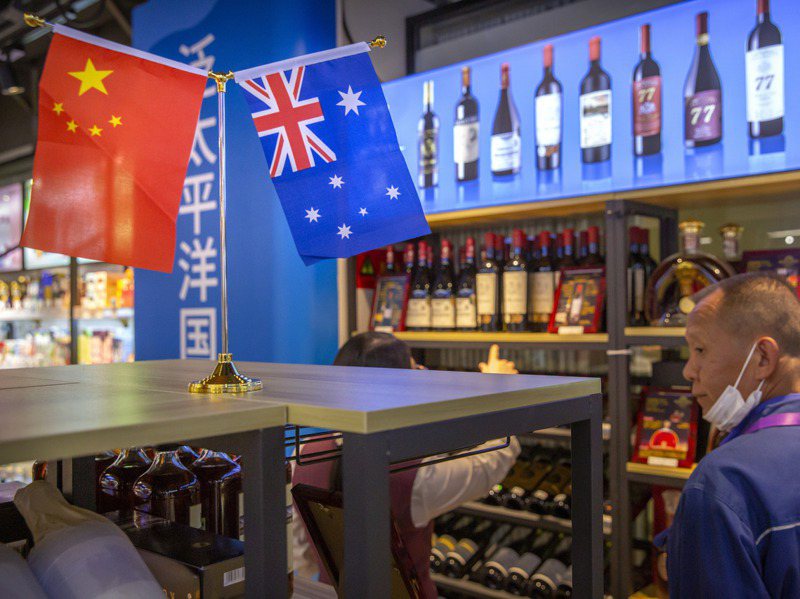 中國大陸對原產澳洲的進口葡萄酒開徵高額反傾銷稅，其外交官又在推特針對澳洲發布挑釁推文，中澳關係持續惡化。美聯社