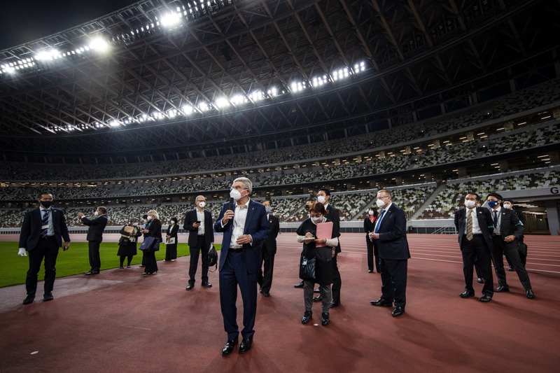 國際奧會主席巴赫（前中）上月赴東京參觀奧運主場館。歐新社