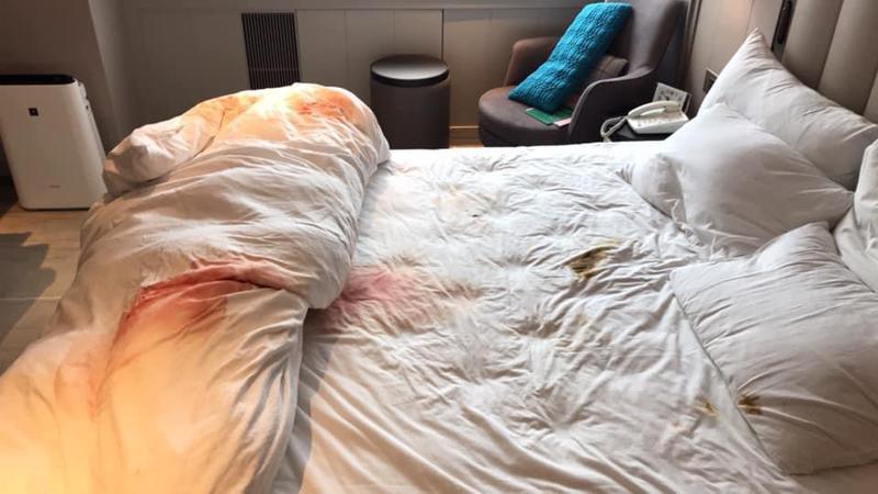 一名網友說明自己當天要清理房間時，一翻開棉被就發現裡面滿是血跡及排泄物。 圖／爆料公社