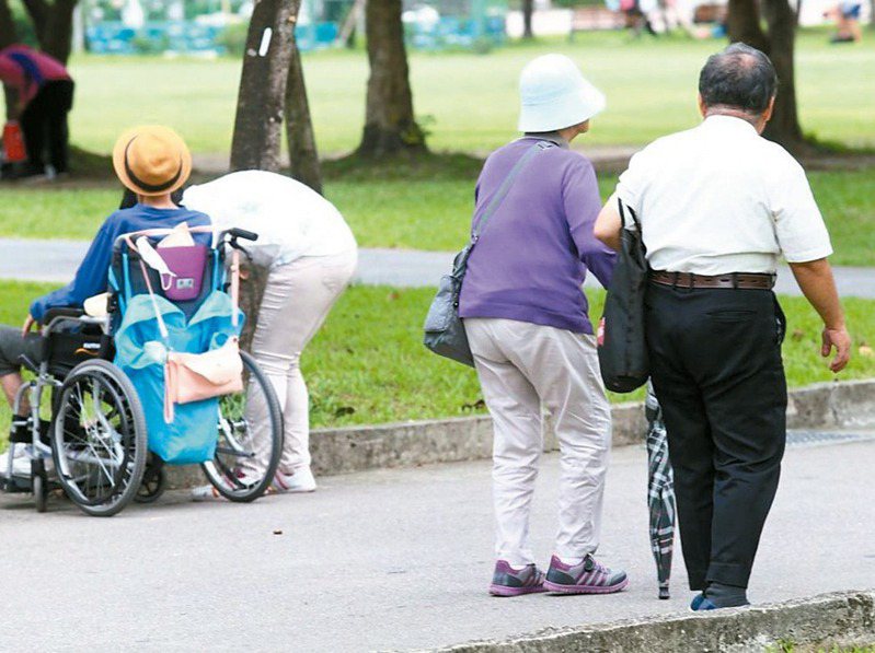 台灣人口城高齡化、少子化發展趨勢，因此政府推出「小額終老保險」。聯合報系資料照片