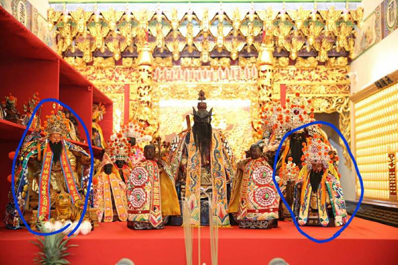 施琅大將軍成仙（最左）與延平郡王祠主祀的鄭成功神像（最右）同一供桌，信徒嘖嘖稱奇。圖／讀者提供