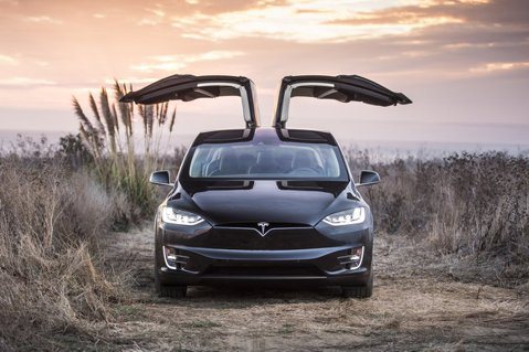 Tesla創辦人Elon Musk發下豪語　明年要讓全自動駕駛系統上路！