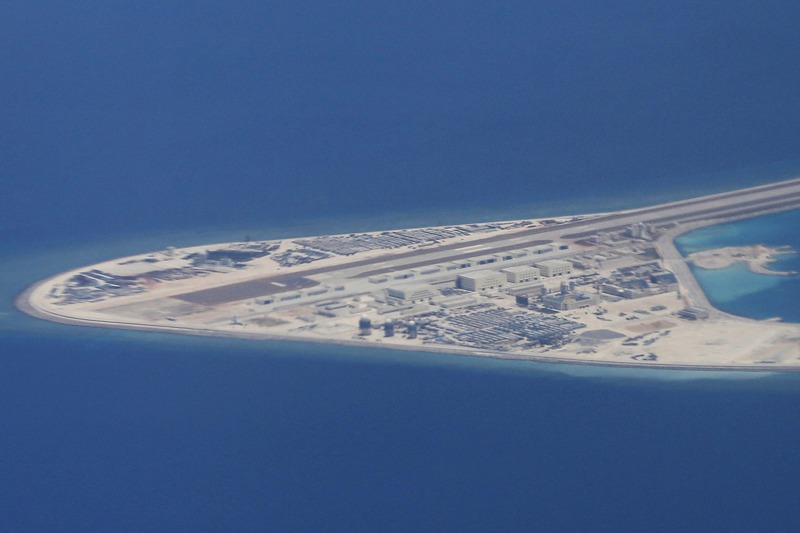 大陸在南沙群島的人工島渚碧礁上建飛機跑道。美聯社