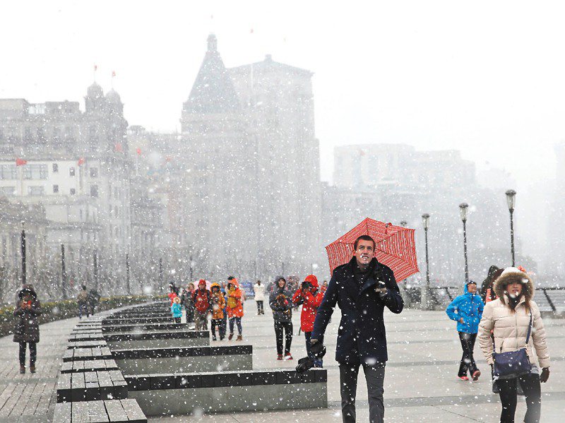 上海冬天也會飄雪，但室內沒有供暖，成了北方人到南方的夢魘。中新社
