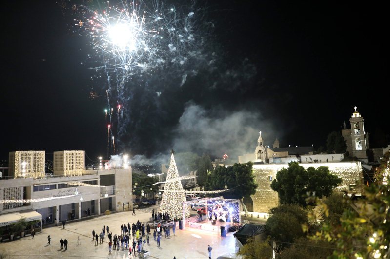 巴勒斯坦伯利恆圣诞树点灯活动在6日举行，但碍于疫情，巴勒斯坦仍实施宵禁及活动人数管制。 欧新社(photo:UDN)