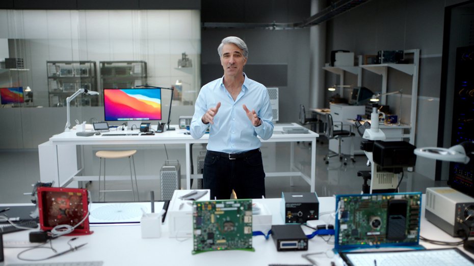 圖為11月10日蘋果公司軟體工程高級副總裁克雷格·費德里基（Craig Federighi）展示Big Sur和Apple的先進軟體技術如何針對M1優化。 歐新社