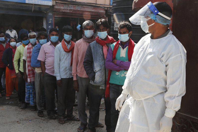 尼泊爾政府打算節省抗疫經費購買疫苗，試圖取消免費檢測和治療。圖為十月首都加德滿都一家醫院外排隊等待檢測的民眾。美聯社