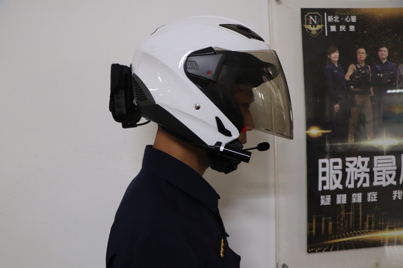 被稱為智慧戰警頭盔的新北市「警蜂動態影像蒐集及辨識系統1.0」，明年起讓員警戴安全帽巡邏即可立即辨別贓車、高風險車牌，圖為員警實際配戴智慧頭盔。記者吳亮賢／攝影