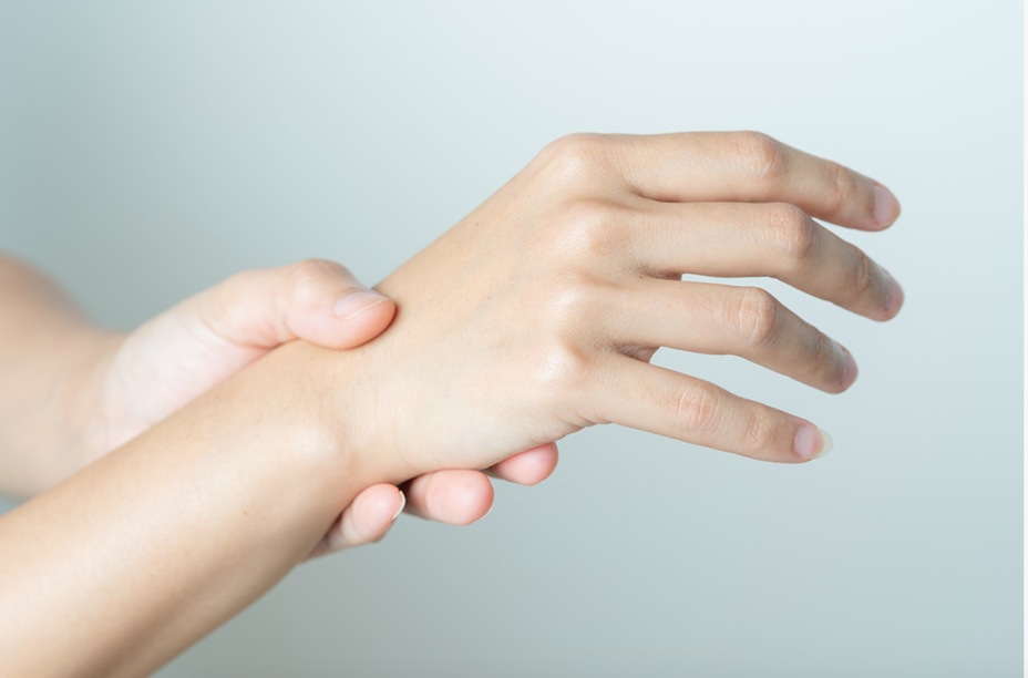 類風濕性關節炎好發部位在手部，第三指節及手腕常會出現腫脹， 圖／ingimage