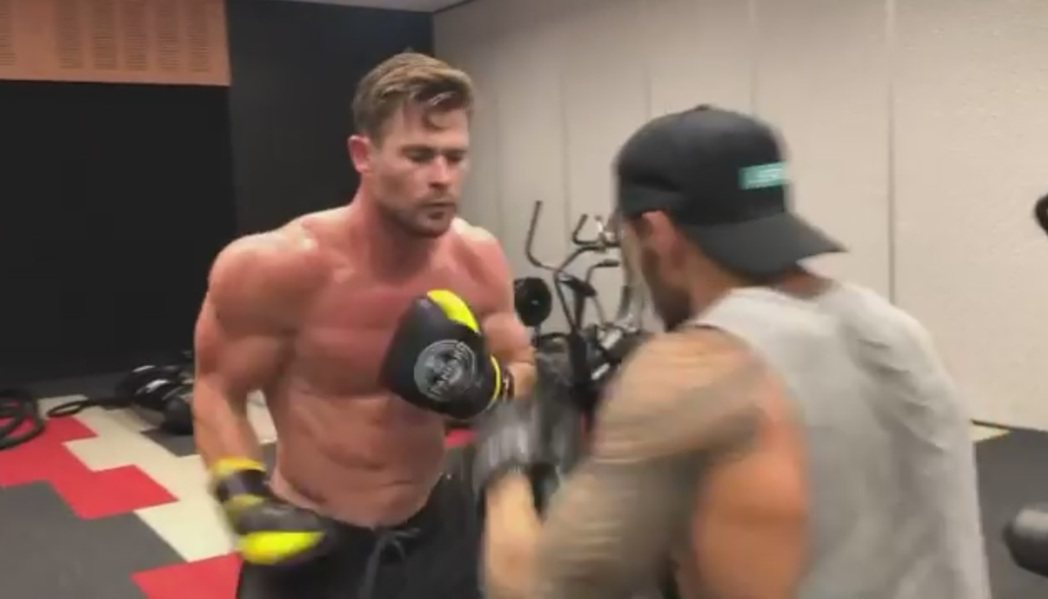 克里斯漢斯沃拳擊鍛練的短片中展露壯碩體格。圖／摘自Instagram