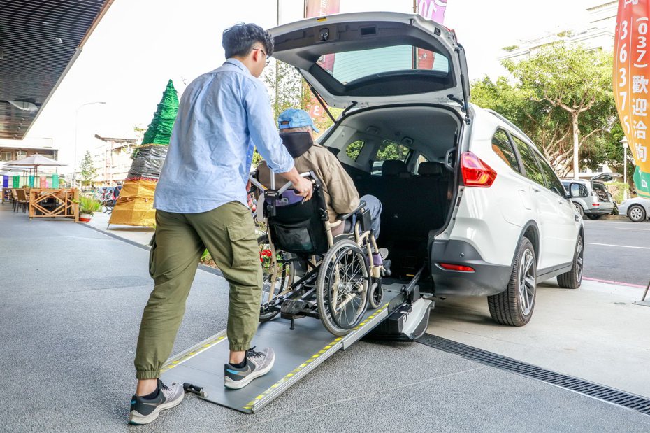 裕隆汽車福氣小旅行，URX 樂活款搭載榮獲「2020年德國IF設計獎」的「Quick Lock易扣」輪椅快扣裝置，提供家庭旅遊行程中高齡輪椅乘客安全、快速、舒適的上下車。 圖／裕隆集團提供