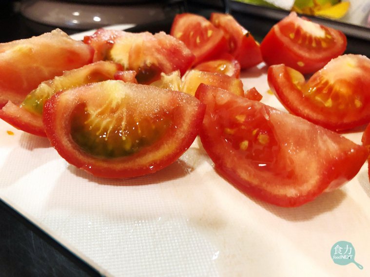 有些番茄切開之後，籽的部分呈現綠色（左），與一般紅色果肉（右）看來不同。 圖片提...