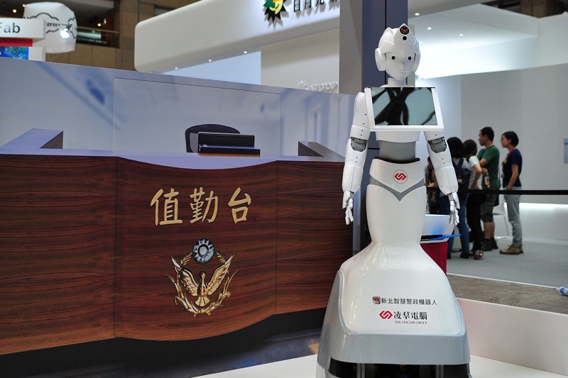 智慧警政機器人「Ayuda」充滿科技感的外型相當吸睛。圖／新北市警察局提供