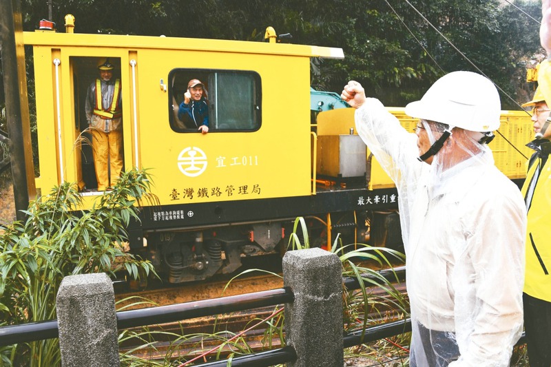 行政院長蘇貞昌（右）昨視察台鐵在瑞芳—猴硐間邊坡滑動的搶修工程。圖／行政院提供