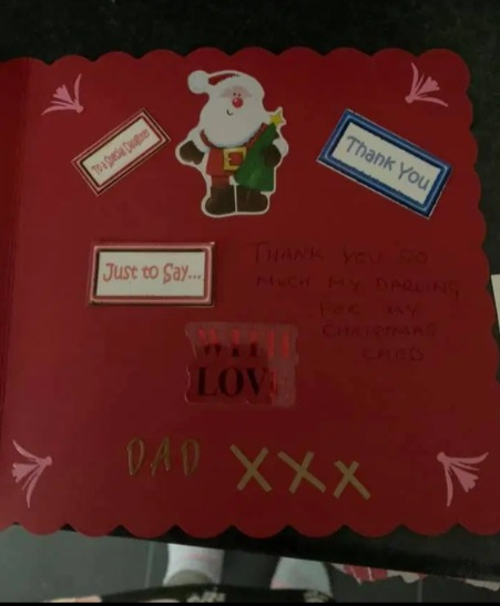 「爸爸」回覆小姊妹一人一张手写圣诞卡，感谢她们寄卡片来。图／取自(photo:UDN)