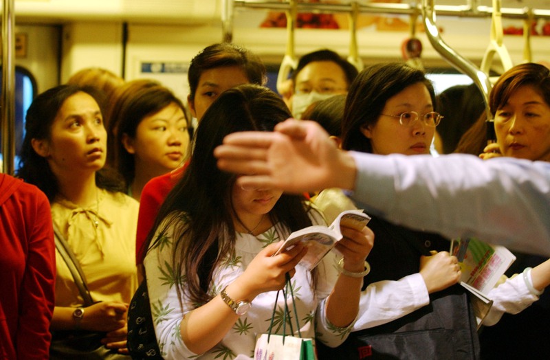 71歲簡姓老翁在台北捷運上性騷女性遭逮12次，但屢罰屢犯，圖為北捷尖峰時段車廂擁擠示意圖。圖／聯合報系資料照片