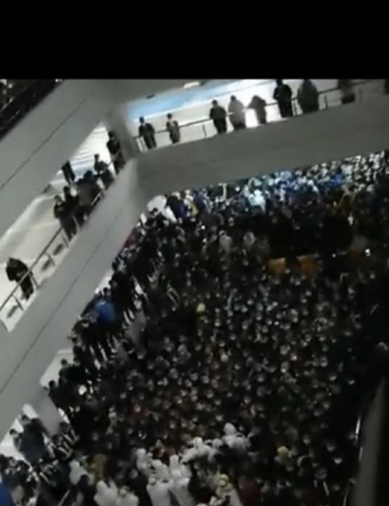 網友上傳上個月22號上海浦東機場，因為檢疫造成人群擁擠混亂的場面。圖/取自網路