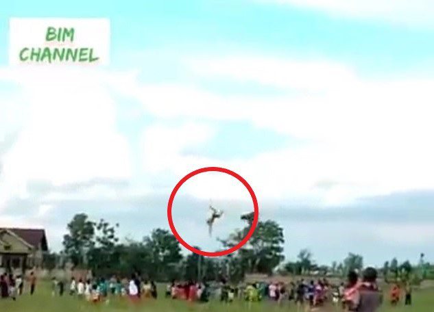 据曝光的影片显示，男童被龙形风筝拉到至少10公尺的空中，尽管他双手紧紧抓着，但绳子最后还是断裂，他也在重摔在地。FACEBOOK／BimChannel(photo:UDN)