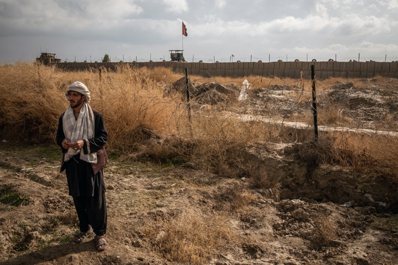 阿富汗坎達哈省傑瓦伊區農民古爾（如圖），是他身後那片土地的原地主之一。當地曾是豐饒的葡萄園，在美軍無償占用多年後，灌溉系統已破壞殆盡。紐約時報