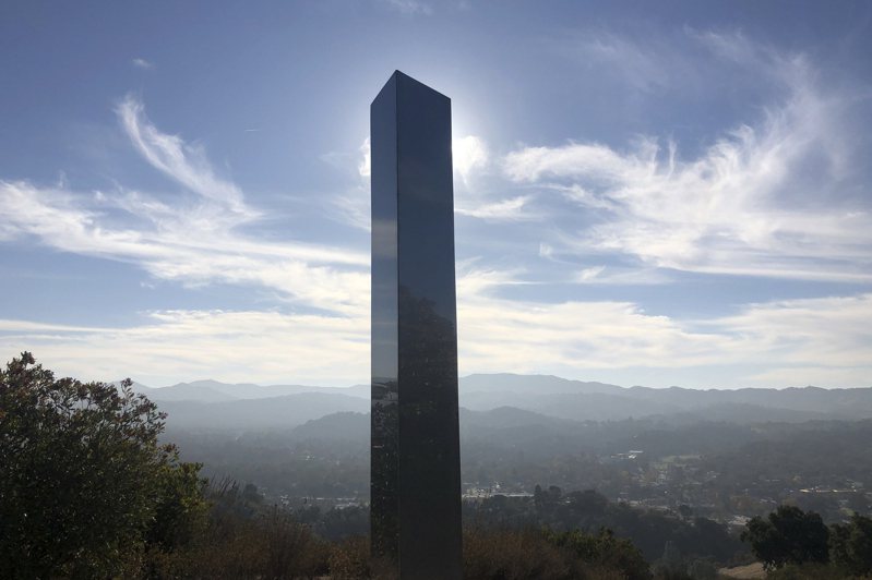 美國藝術團體「最知名藝術家」宣稱位在加州松林山山頂的金屬柱是他們的作品。美聯社