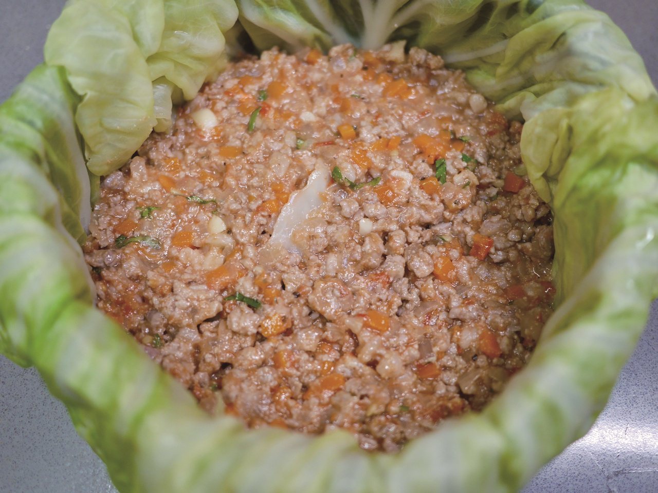 把餡料平均鋪在鋪滿高麗菜葉的鍋子內。 圖／橘子文化提供