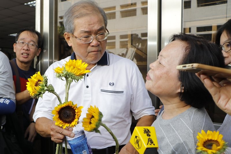 得知全案裁准再審，蘇炳坤與妻子淚眼相對，攝於2017年。 圖／聯合報系資料照