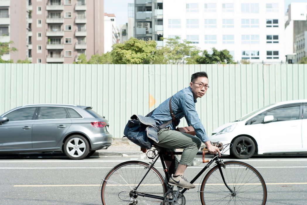 藍志明喜歡在城市裡騎單車，他由此實踐對保護環境的心意，並進一步嘗試成為再生單車的...