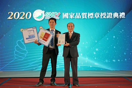  台灣生技品牌「婕樂纖」連續三年獲得SNQ國家品質標章，由前立法院院長王金平(右一)親自為「婕樂纖」創辦人呂世博(左一)授證。婕樂纖/提供