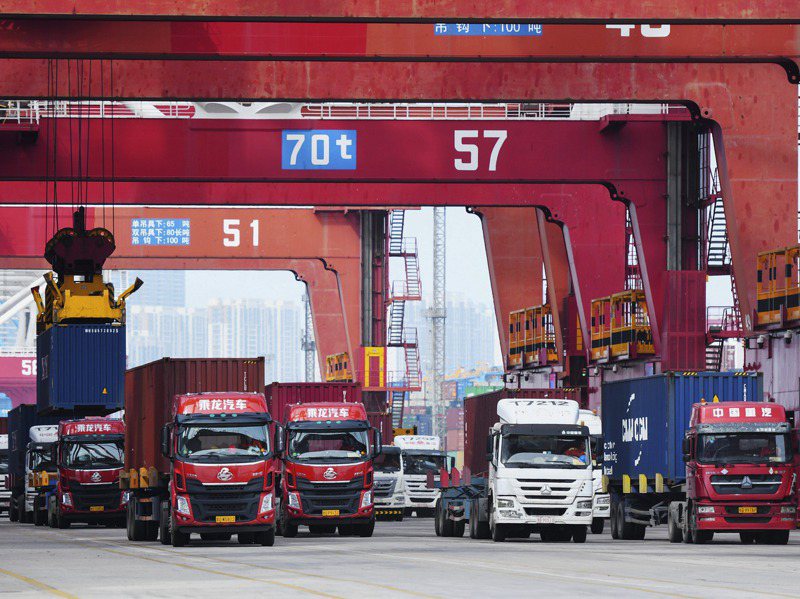 戴琪認為，針對美中貿易，美國須清楚認知中國挑戰的性質與威脅，進而採取措施控管。圖為卡車在青島港貨櫃碼頭運送貨櫃。美聯社