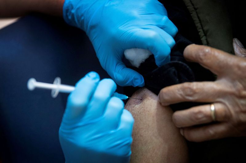 英國國民保健署（NHS）兩名員工8日接種輝瑞疫苗後出現過敏反應。藥品監管機構發出警告，強調若曾對藥物、食物或疫苗出現「嚴重過敏反應」，就不應接種輝瑞疫苗。路透