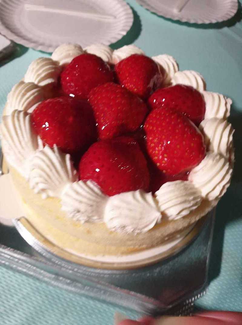 一名女網友分享全聯推出的草莓卡士達蛋糕。圖擷自facebook
