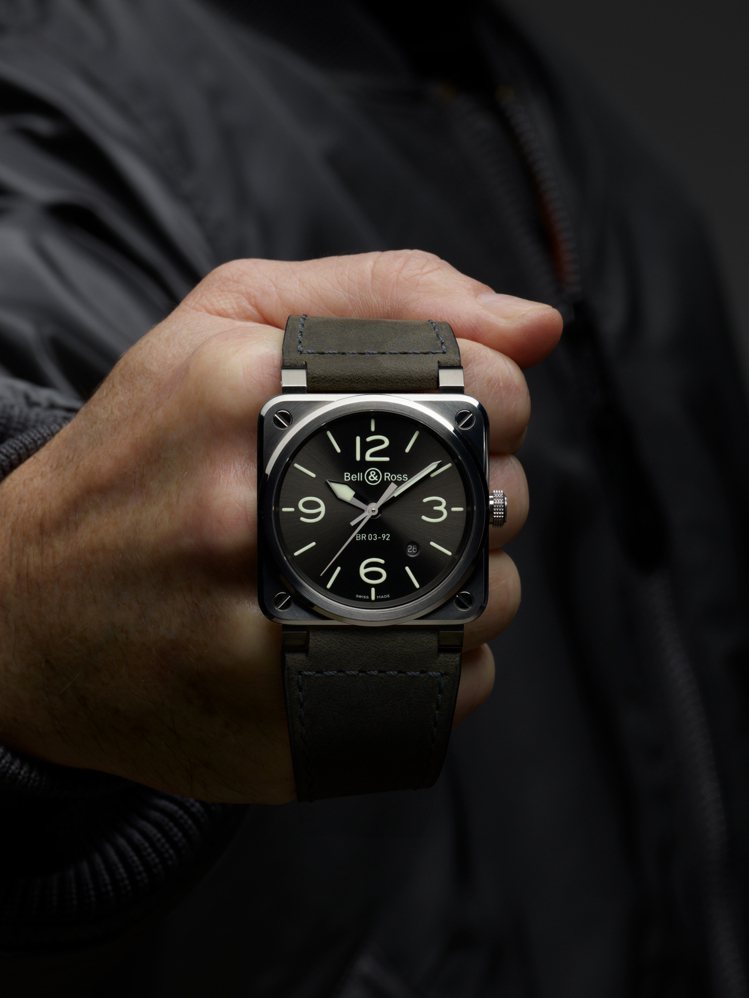 揉和炭灰色和螢光綠的BR 03-92 Grey LUM，是非典型的灰色概念腕表。圖 / Bell & Ross提供。