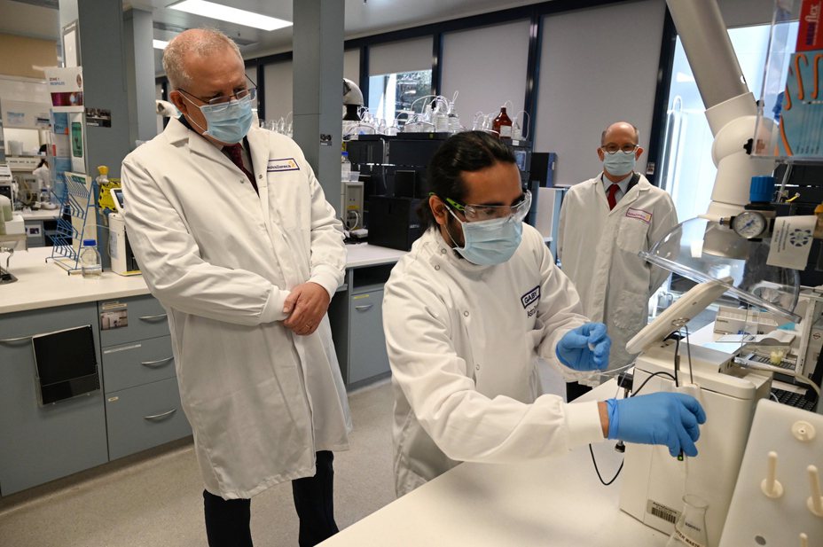 澳洲總理莫里森（站立者）8月間參觀阿斯特捷利康（Astra Zeneca）在雪梨的實驗室。  歐新社
