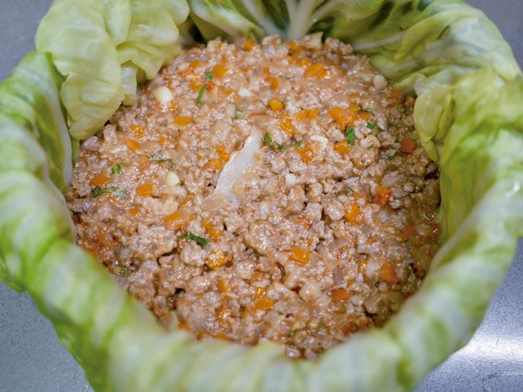 把餡料平均鋪在鋪滿高麗菜葉的鍋子內。圖／橘子文化提供