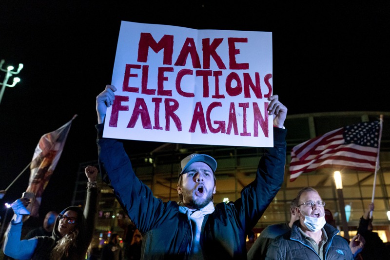 川普支持者11月5日在底特律計票中心外高舉標語「讓選舉再次公平」，抗議民主黨作票。美聯社