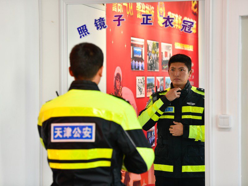 新華社 大陸官媒連續報導多起救人事蹟宣揚正能量，盼改變輿論不利警方的立場。