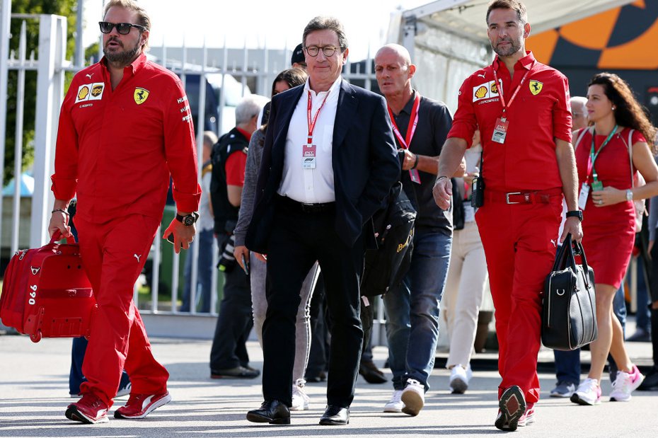 Ferrari執行長Louis Camilleri (中) 閃電辭職。 摘自New York Post