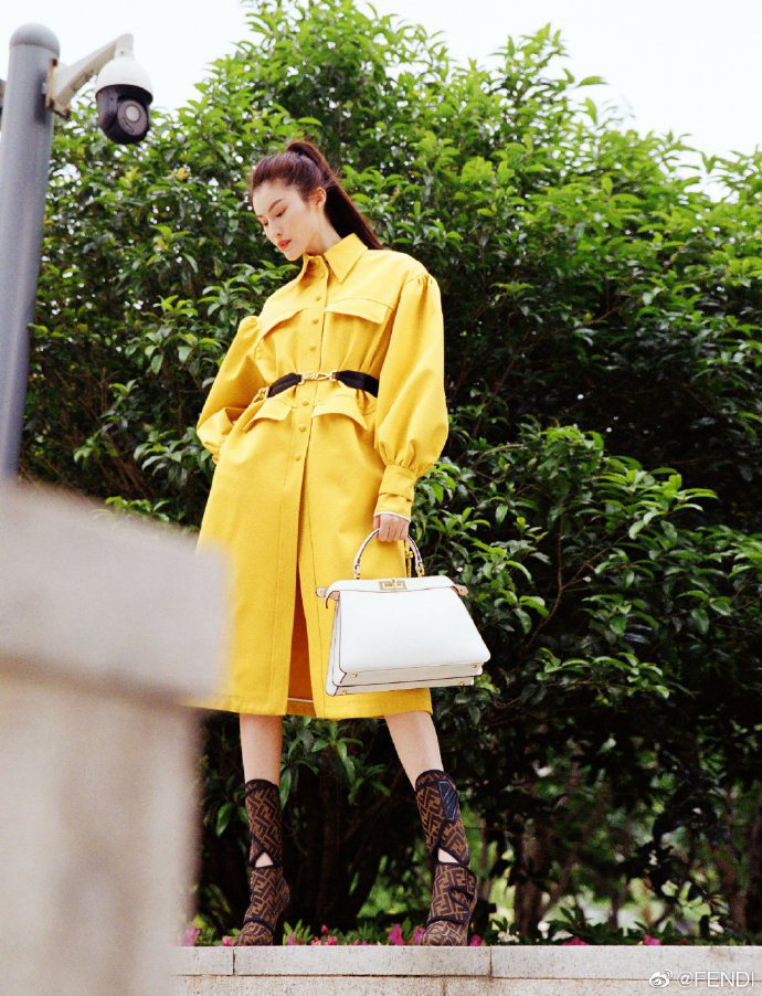 「何仙姑」何穗身穿楊謹華同款FENDI亮麗黃大衣。圖／取自微博