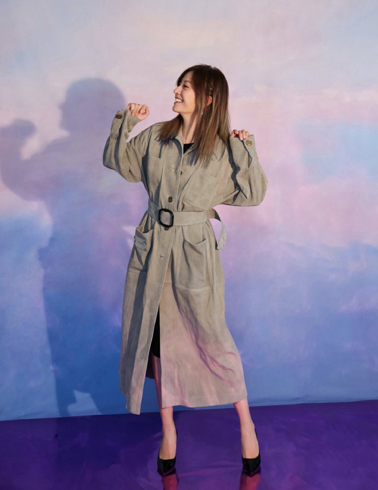 趙薇在北京電影學院活動上身穿FENDI極致灰色大衣。圖／取自微博