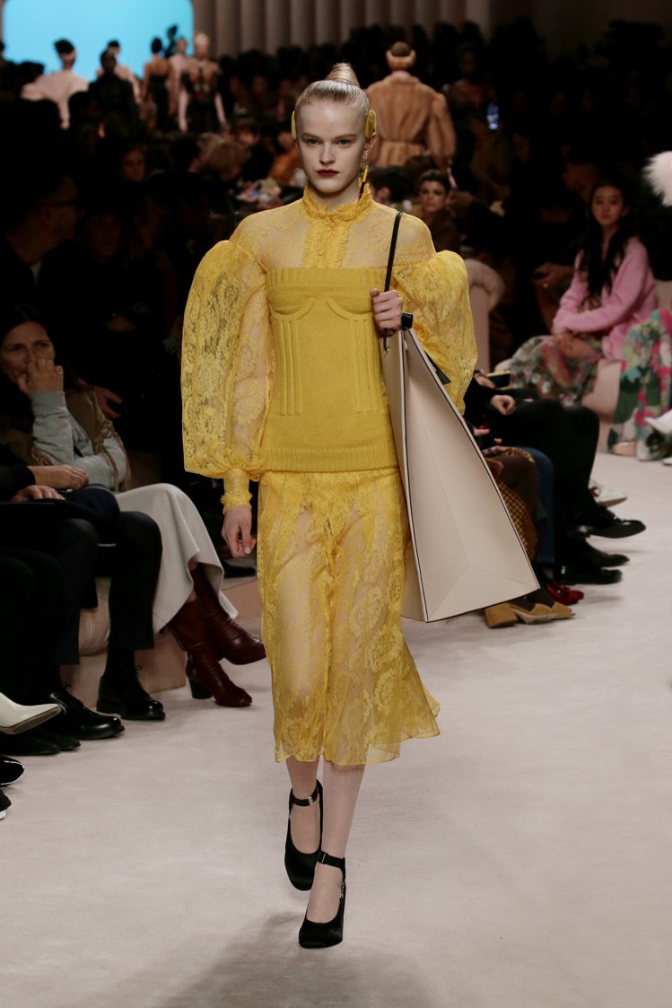 FENDI 2020秋冬的亮麗黃色刺繡裙裝，是Chiara Ferragni、大陸女星袁冰妍的造型。圖／FENDI提供