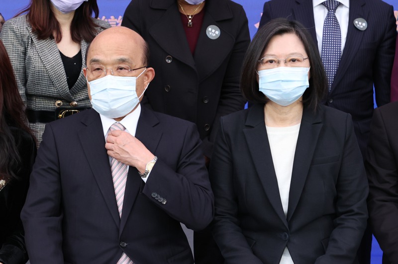 總統蔡英文（右）、行政院長蘇貞昌（左）出席台灣戰疫全紀錄首映會。記者葉信菉／攝影