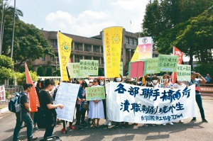 國內過去發生多起大學外籍生淪血汗學工亂象，圖為台灣國際勞工協會呼籲重視新南向專班學生權益。圖／聯合報系資料照片