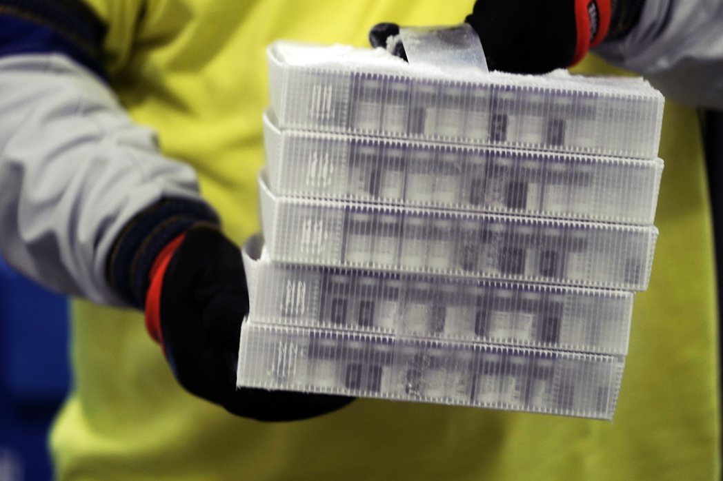 輝瑞的疫苗組，必須在零下70度左右低溫保存。 圖／歐新社