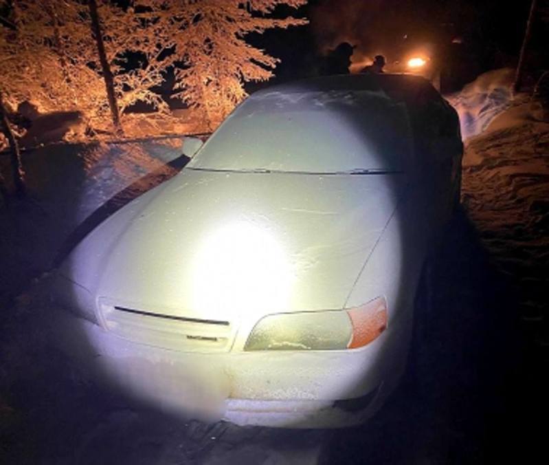 警方到场时发现一辆被冰雪覆盖的车，并发现两名失踪男子。（警方图片）(photo:UDN)